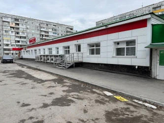 Здание, кад.номер 55:36:110101:2442, общей площадью 1 427,4 кв. м, кол-во этажей - 2, в том числе подземных - 1. Земельный участок, кад.номер 55:36:110101:32976, площадью 1 604 кв.м., Земельный участок, кад. номер 55:36:110101:32977, площадью 733 кв. м.